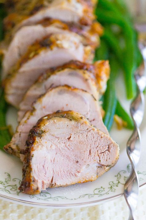 Oven Roasted Garlic Herb Pork Loin: This quick and easy dinner recipe is a lifesaver when you've had a hectic day and need to get dinner on the table STAT! Herb Pork Loin, Oven Roasted Pork Loin, Apple Pork Loin, Oven Roasted Garlic, Roasting Garlic In Oven, Pork Roast In Oven, Pork Loin Recipes, Pork Dinner, Roasted Pork