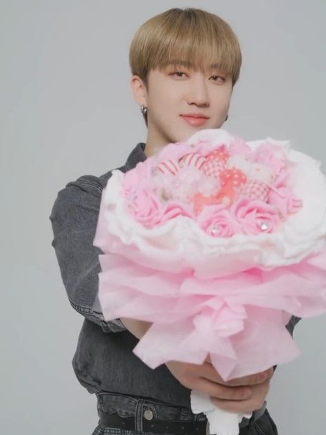 @Stray_Kids_JP Twitter update video 220314 ; Changbin Giving Flowers, Holding Flowers, Twitter Update, Flower Child, Flowers Bouquet, Stray Kids, Flower Girl Dresses, Super Cute, Twitter