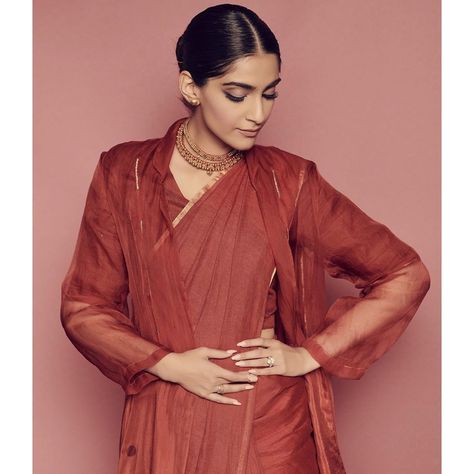 Sonam Kapoor Style Guide For An Upcoming Wedding Season! Zoya Factor, Sonam Kapoor Saree, Sonam Kapoor Fashion, Aghori Shiva, Modern Saree, Dressing Sense, Pakistani Fashion Casual, Saree Gown, Indian Saree Blouse