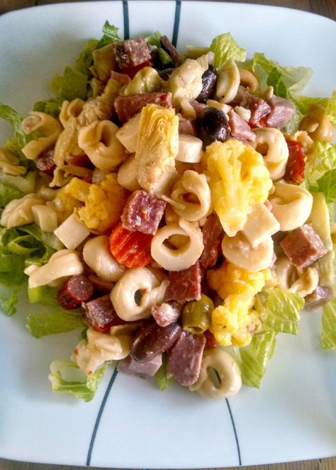 Muffuletta Pasta Salad has all the flavors of a delicious muffelata sandwich, but in a an delicious, picnic worthy and pot luck necessary pasta salad form. Best Spaghetti Recipe, Antipasto Pasta Salads, Nutrisystem Recipes, Italian Salad Dressing, Easy Pasta Dishes, Summer Cooking, Hearty Dinner, Spaghetti Recipes, Dinner Salads