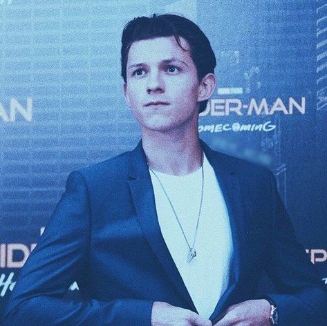 Tom Holland Blue, Tom Holland Aesthetic, Holland Aesthetic, Avengers Fanfiction, Tomholland Spiderman, Billy Elliot, Tom Holland Spiderman, Men's Toms, Avengers Infinity