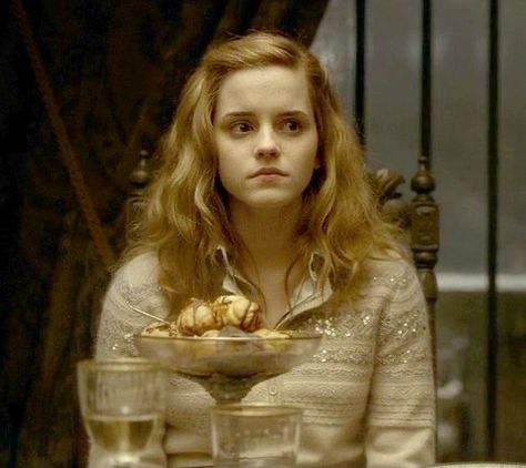 hermione granger-half-blood prince Hermione Granger Half Blood Prince, Hermione Granger Outfits, Emma Watson Harry Potter, Gryffindor Aesthetic, Half Blood Prince, Harry Potter Girl, Harry Potter Icons, Harry Potter Scene, Images Harry Potter