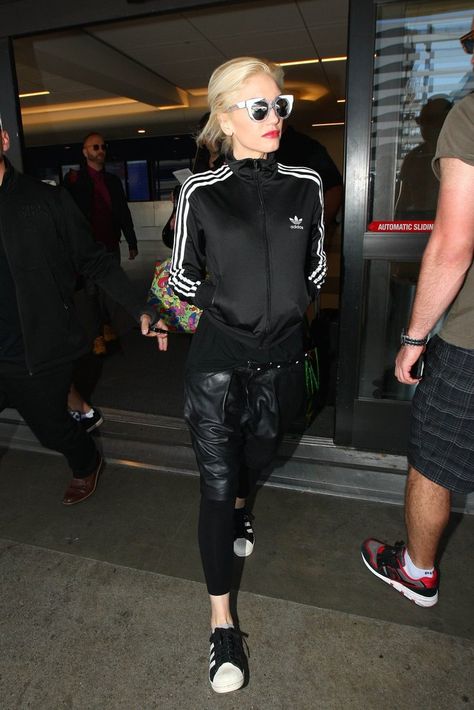 While tracksuits can be cute as is, Gwen Stefani opted to make things more interesting, swapping out the matching pants for loose leather joggers. Celebrity Travel Style, Looks Adidas, Gwen Stefani Style, Travel Outfit Plane, Look Adidas, Leather Joggers, Adidas Vintage, Adidas Outfit, Matching Pants