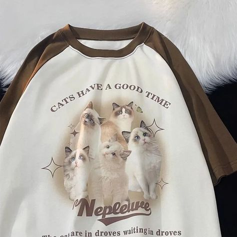 4.45€ 72% de DESCUENTO|Camiseta de algodón con estampado de gato para mujer, ropa holgada de manga corta con personalidad, estilo Vintage, kawaii| | - AliExpress Fruit Clothing, Kawaii Shorts, Cute Cat Pattern, Korean Streetwear, Cartoon Outfits, Cat Graphic, Russian Fashion, Kawaii Clothes, Cat Pattern