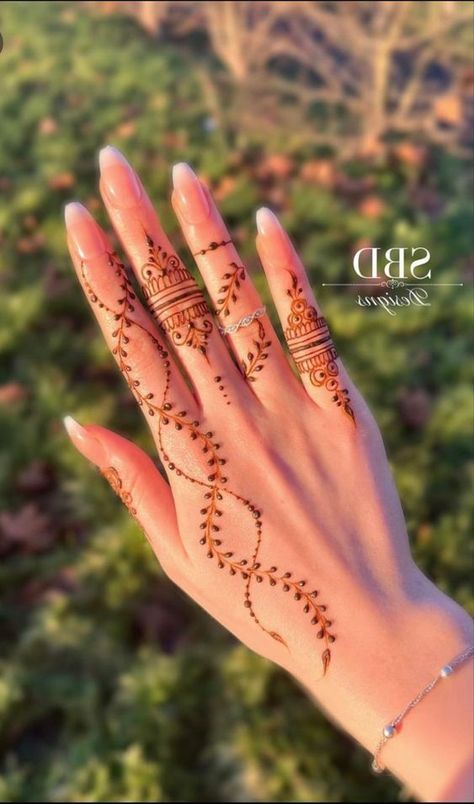 Finger Tattoos Henna, Hand Tattoos Pen, Aesthetic Hand Tattoos, Tattoos With Pen, Hand Tattoos With Pen, Tattoos On Fingers, Simple Henna Designs Hand, Henna Designs Back, Cute Henna Designs