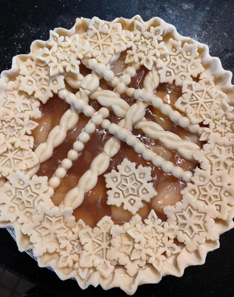 Artistic Pies, Christmas Pie Crust, Beautiful Tarts, Fancy Pastry, Creative Pie Crust, Christmas Pies, Pie Inspiration, Pie Crust Art, Beautiful Pie Crusts