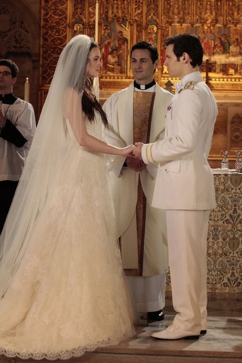 Still of Leighton Meester and Hugo Becker Blair Waldorf Wedding, Trust Poetry, Gossip Girl Wedding, Gossip Girl Season 5, Gossip Girl Episodes, Mode Gossip Girl, Estilo Gossip Girl, Dan Humphrey, Tv Weddings