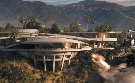 The Stark mansion in Iron Man is absolutely gorgeous over seeing the ocean right on a cliff. Description from pinterest.com. I searched for this on bing.com/images Stark Mansion, Tony Stark House, Iron Man House, Futuristic Mansion, Sf House, Canyon House, Malibu Mansion, Vision Design, Futuristic House