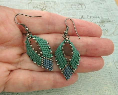 Linda's Crafty Inspirations: Russian Leaf Earrings - Eucalyptus & Blueberry Russian Leaf Pattern, Russian Leaf Earrings, Diy Bead Embroidery, Jewerly Beads, Beaded Jewels, Beaded Earrings Patterns, Beadwork Patterns, Earrings Inspiration, Earring Tutorial