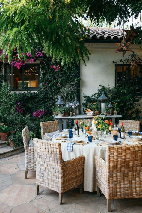 Romanticize Your Dinner Party—These Summer Tablescapes Are All the Inspo You Need Nancy Meyers Patio, Nancy Meyers Outdoor Patio, Nancy Meyers Backyard Aesthetic, Nancy Meyers Outdoor, Rooms And Gardens Santa Barbara, Nancy Meyers Garden, Nancy Meyers Backyard, Nancy Meyers Aesthetic Outdoor, Dinner Party Inspo Aesthetic