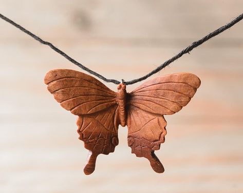 Wood Jewelry Diy, Wooden Jewelery, Dremel Crafts, Wood Butterfly, Wood Jewelery, Jewelry Wood, Necklace Wood, Wood Carving Designs, Bone Jewelry