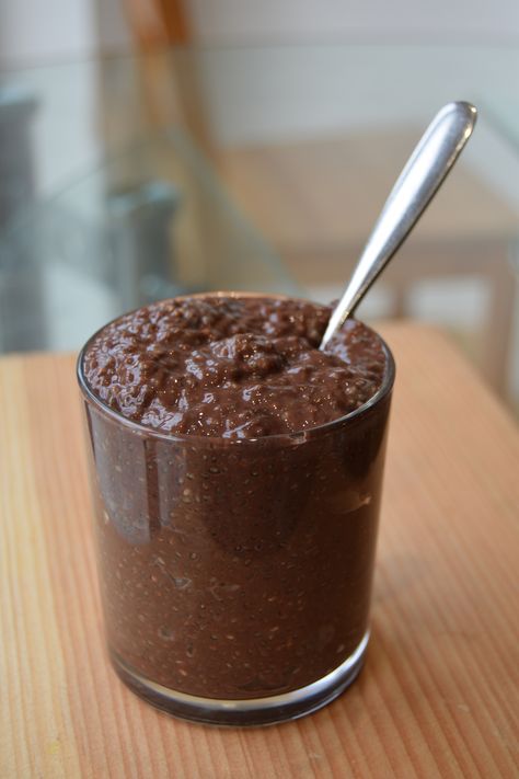 Chocolate Chia Pudding Peanut Butter And Fruit, Veg Desserts, Jello Pudding Desserts, Chia Puddings, Chia Puding, Healthy Pudding, Clean Desserts, Clean Dessert, Chocolate Chia Pudding