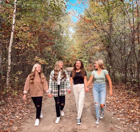 Fall Photoshoot Outfits Friends, Bestie Fall Photoshoot Ideas, Bsf Fall Pictures, Fall Bsf Pics, Fall Pics To Recreate With Friends, Cute Photo Shoot Ideas Best Friends, Fall Photoshoot Ideas For Friends, Fall Friends Pictures, Bestie Pumpkin Patch Pictures