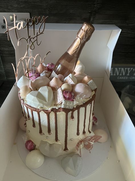 21st Birthday Cake Champagne, Champagne Cake Design, Classy 21st Birthday Cake, 21st Birthday Cake Alcohol, 21st Birthday Cake For Girls, 21st Bday Cake, 35 Birthday, 19th Birthday Cakes, Alcohol Cake