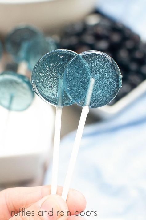 Looking for a fun and easy snack idea? Try our homemade lollipop recipe. Create your own strawberry and blueberry flavored lollipops with just a few basic ingredients like sugar, corn syrup, water, and food coloring. The result is a delicious treat that your kids will love. Blueberry Lollipop, Easy Lollipop Recipe, Homemade Lollipop, Lollipop Aesthetic, Lollipops Recipe, Blueberry And Strawberry, Diy Mermaid Tail, Blue Lollipop, Homemade Lollipops