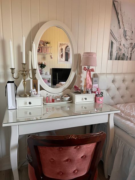 Desk/vanity Ideas, Vanity Coquette, Coquette Pink Aesthetic, Pink Aesthetic Girly, Bedroom Vanity Set, Beauty Room Vanity, Dream Bedroom Inspiration, Aesthetic Girly, Coquette Pink