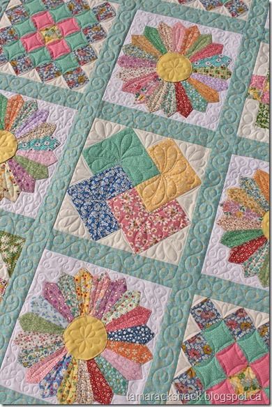 ll5 Fmq Designs, Quilt Board, Colchas Quilting, Quilt Pictures, Dresden Plate Quilts, Dresden Quilt, Vintage Quilts Patterns, Dresden Plate Quilt, Appliqué Quilts