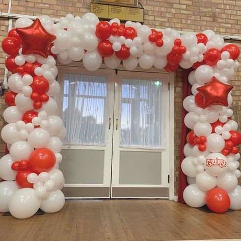 Ballons Arch Ideas, Red And White Balloon Arch, Red And White Balloon Garland, Valentines Ball, Teen Party Themes, Organic Balloon Arch, Grease Theme, Balloon Hacks, Birthday Glam