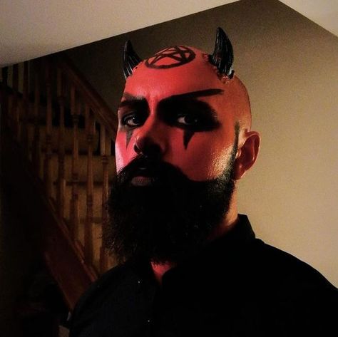 Demon look for men on Halloween 2023: Best 16 costume ideas Devil Makeup Men, Demon Makeup Men, Halloween Makeup Men Beard, Film Makeup, Halloween Costumes Brunette, Demon Makeup, Basic Halloween Costumes, Boo Party, Halloween Mujer