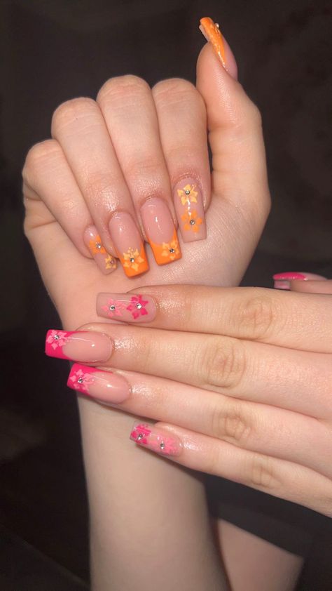 Pink Orange Nails Design, Orange N Pink Nails, Ombré Hibiscus Nails, Summer Nail Orange, 2000s Hibiscus Nails, Tropical Orange Nails, Summer Acrylic Nails Orange And Pink, Pink And Orange Hibiscus Nails, Aloha Nails Hawaiian Flowers