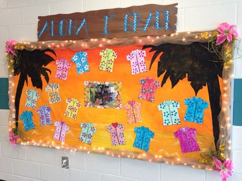 Luau Theme End of the Year Bulletin Board Hand painted beach sunset with palm tree silhouettes. Lights and burlap deco mesh border with raffia and silk flower accents. "Hawaiian" shirts made by the students using crayons and a 16.9 oz soda bottle to make the flowers. Luau theme class photo in the center. "Wood sign" says "Aloha 1st Grade" also hand painted and detailed with crayon. Hawaiian Bulletin Board Ideas, Tree Bulletin Board, Bulletin Board Tree, Diy Bulletin Board, Tree Wallpaper Iphone, Summer Bulletin Boards, Bulletin Boards Classroom Decor, Hawaii Theme, Birthday Bulletin Boards