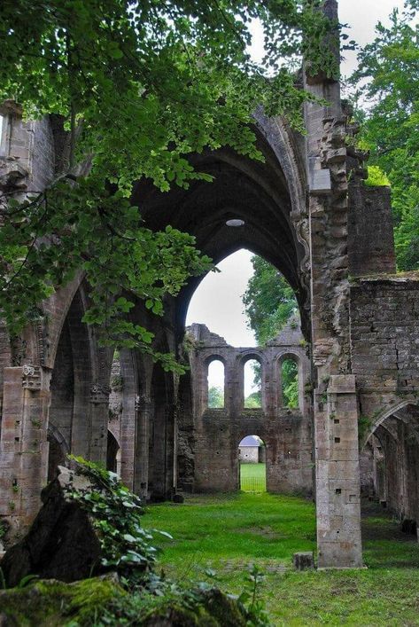 Eerie Places, Beautiful Ruins, Gothic Garden, Interesting Buildings, Castle Ruins, The Ruins, Beautiful Castles, Medieval Castle, Jolie Photo