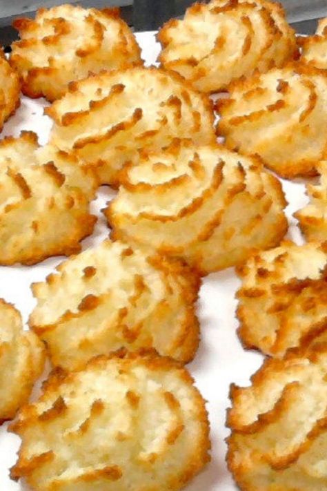 Coconut Kisses Coconut Kisses, Austrian Recipes, Just A Pinch Recipes, Coconut Macaroons, Cookies For Kids, Just A Pinch, Fool Proof Recipes, Coconut Recipes, Biscuit Cookies