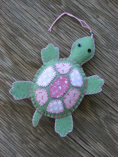 Felt Turtle Pattern Free, Felt Turtle, Turtle Ornament, Turtle Crafts, Baby Mobil, Animal Templates, Craft Buttons, Felt Embroidery, Felt Patterns