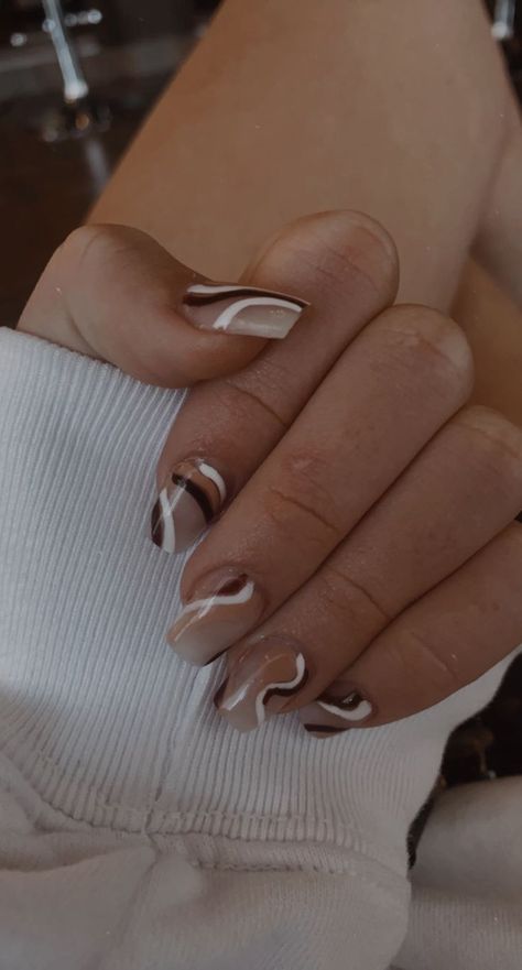 Brown Swirl Nails Short, Black White And Brown Nails, Brown And White Swirl Nails, Brown Wedding Nails, White Swirls Nails, Venice Lookbook, Black And White Swirl Nails, White And Brown Nails, Fall Swirl Nails