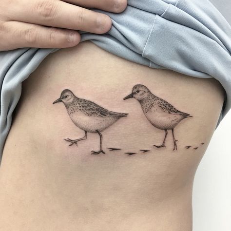 Sandpipers inspired by Megan @mpenney627 grandmother's painting ▪️▪️#tattoo▪️▪️▪️▪️▪️▪️▪️▪️▪️▪️▪️▪️ For custom designs and bookings email me… Sandpiper Tattoo, Piper Tattoo, Piper Bird, Nana Tattoo, Tiny Bird Tattoos, Florida Tattoos, Matching Tats, Shore Birds, Frog Tattoos