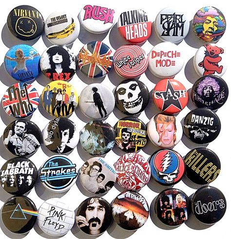 Band Merch Ideas, Mochila Grunge, Retro Buttons, Punk Pins, Punk Patches, Backpack Outfit, 80s Jacket, Grunge Music, Bag Pins