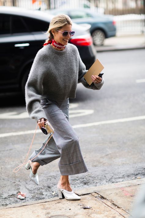 Photo 21 from Helena Bordon Street Style New York, Fall Fashion Coats, Leandra Medine, Spring Look, Looks Street Style, Fashion Weeks, Gray Sweater, Plaid Fashion, Mode Inspo