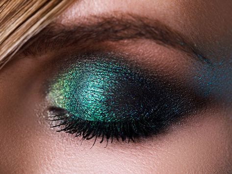 Emarld green glittery eyeshadow on closed eye. Blue And Green Eyeshadow, Glittery Eyeshadow, Disco Makeup, Green Eyeshadow, Glitter Eyeshadow, Romantic Dates, Eye Makeup Art, Eyeshadow Looks, Aesthetic Makeup