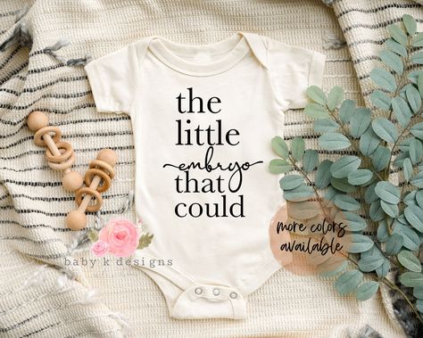 The Little Embryo That Could Baby Onesie®, Baby Announcement, Love and Science, IVF, Cute Pregnancy Announcement, Ivf gift, Ivf pregnancy 📋 𝗛𝗢𝗪 𝗧𝗢 𝗢𝗥𝗗𝗘𝗥: 1. Select the size 2. Select the color 3. Select the quantity 3. Add personalization if required 4. Add to Cart ("buy now" will take you directly to checkout and "add to cart" will allow you to continue shopping with us) 5. Submit order (Shipping will automatically be combined for you) Always FREE SHIPPING on orders of $35 or more ► Onesie Baby Announcement, Ivf Pregnancy Announcement, Ivf Pregnancy, Baby Announcement Photoshoot, Baby Onsie, Cute Pregnancy Announcement, Cricut Baby, Thanksgiving Baby, Pregnancy Announcements