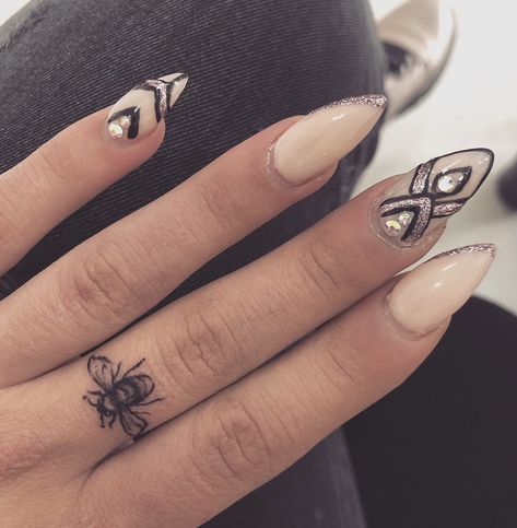 Best Friend Tattoos Bumble Bee, Bee On Finger Tattoo, Cute Queen Bee Tattoo, Bee Finger Tattoos For Women, Honey Bee Finger Tattoo, Finger Tattoos Bee, Beetle Finger Tattoo, Bumble Bee Finger Tattoo, Finger Bee Tattoo