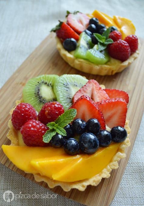 Cómo hacer tartaletas de frutas (receta fácil) Mini Fruit Pies, Fruit Tart Recipe, Fruit Tarts, Healthy Snacks Easy, Fruit Tart, Tart Recipes, Mini Desserts, Food Presentation, Fruit Recipes