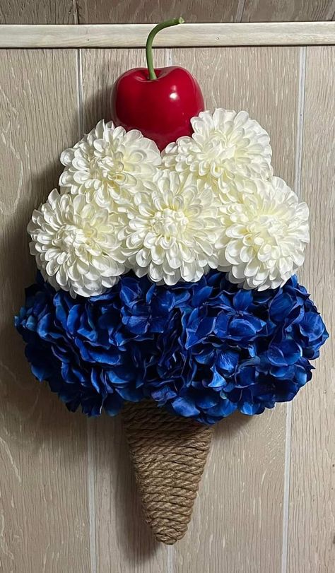 Diy Summer Wreaths, Patriotic Wreath Diy, Diy Floral Wreath, Deco Mesh Wreaths Diy, 4th July Crafts, Mesh Wreath Diy, Crafts Easter, Easter Decorations Dollar Store, Patriotic Crafts