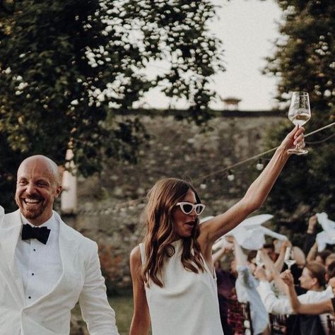 OUI • Coolest weddings edition on Instagram: "They said YES 🥂  _Robe @lola.varma via @anwebridal _Photos par @alenaundrene _Lunettes @oldceline _Sac @jacquemus  . . . . .  #wedding #realwedding #modernwedding #weddingvibes #bridal #realbride #modernbride #bridetobe #bridalinspo #modernbridal #weddingphotography #mariee #robedemariee #marieemoderne #inspimariage #mariagemoderne #simplebride #minimalistbride #engaged #isaidyes #weddingdress #whitedress #newlyengaged #weddingblog #highfashionbride #coolwedding" Lola Varma Bridal, Jacquemus Wedding, Relaxed Bride, Lola Varma, Bride Sunglasses, Simple Bride, Minimalist Bride, Wedding Couple Photos, Modern Minimalist Wedding