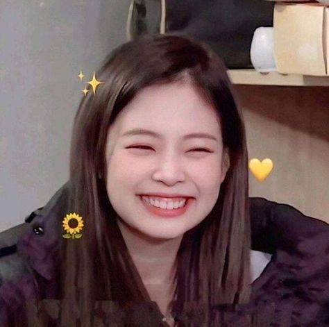 Jennie kim gummy smile 😻😀 so cute Blackpink Meme, Memes Blackpink, Blackpink Memes, Rosé Jisoo, Blackpink Funny, Lisa Blackpink Wallpaper, Jennie Kim Blackpink, Jennie Lisa, Kim Jisoo