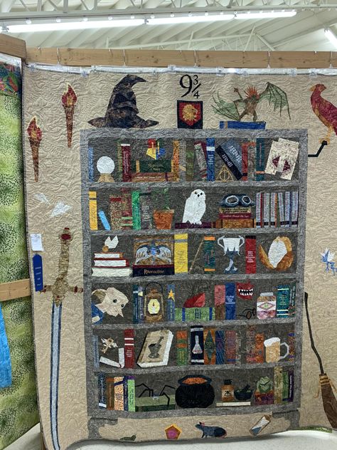 Harry Potter Bookcase, Harry Potter Day, Harry Potter Quilt, Fun Watch, Rainbow Quilt, Halloween Quilts, County Fair, Diy Quilt, Diy Sewing Clothes