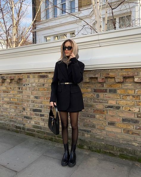 Black Tights Outfit Winter, Classy Winter Outfits Dressy, Kate Hutchins, Chic Winter Outfit, Winter Outfits Blackgirl, Black Tights Outfit, Parisian Outfit, Winter Outfits Aesthetic, Instagram Cool