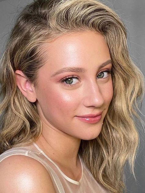 35 Wavy Hairstyles From Celebs and Our Fashion Friends | Who What Wear UK Beauty Questions, Makeup Tip, Angel Energy, Patrick Ta, Wavy Style, Glow Skin, Kissing Booth, Lili Reinhart, Cover Girl