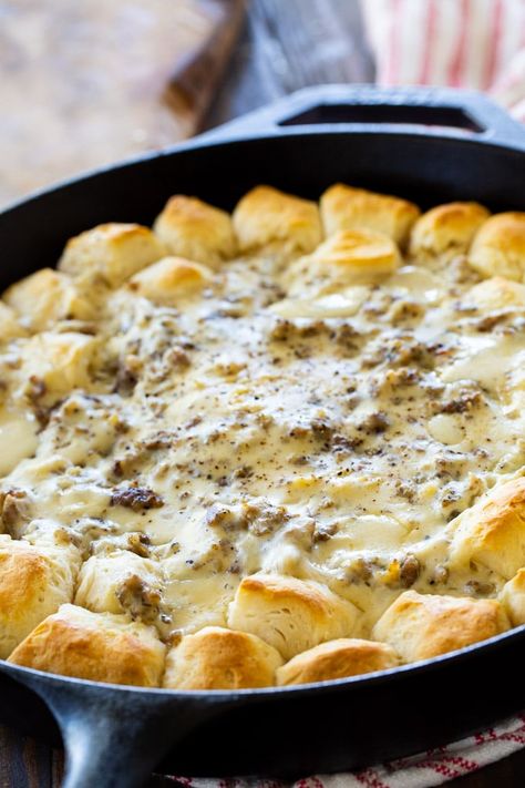 Southern Biscuits And Gravy, Easy Sausage Gravy, Biscuit And Gravy, Cast Iron Skillet Recipes Dinner, Skillet Breakfast, Cast Iron Skillet Cooking, Southern Biscuits, Iron Skillet Recipes, Popsugar Food