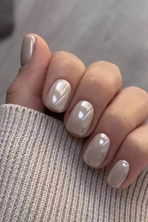 Fall 2024 Manicure Colors, Fancy Nails For Wedding, Fall Wedding Nails For Bridesmaid, Extra Short Fall Nails, Super Short Fall Nails, Nail Trends Fall 2024, Nail Polish With Chrome, Neutral Gel Nail Designs, Very Short Nails Ideas Simple