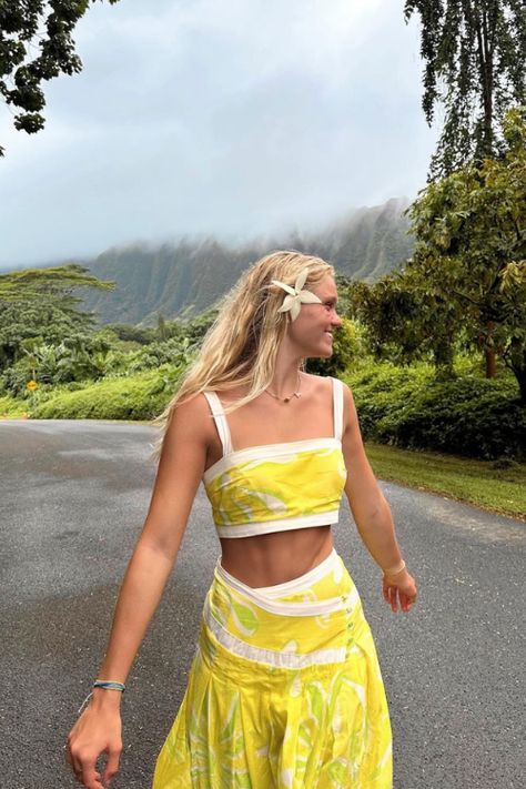 What to Wear in Hawaii to Look Hotter Than a Sunset View (Laid-Back, Lei-Wearing Slayage) Tropical Outfit Inspiration, Hawaii Skirt Outfits, Cute Hawaii Outfits Party, Hawaii Local Outfits, Hawai’i Outfits, Hawaii Casual Outfit, Midsize Hawaii Outfits, Hawaii Hike Outfit, Summer 2025 Outfits Trends