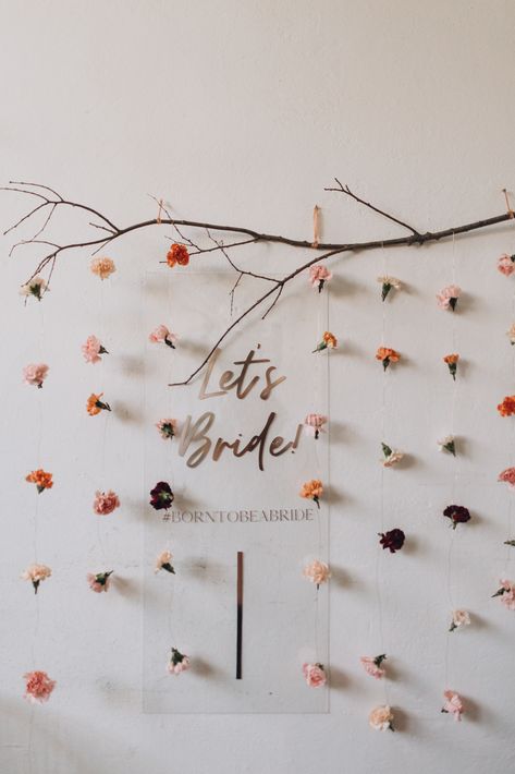 Minimalist Bridal Shower Decorations, Minimalist Bridal Shower Ideas Decor, Minimal Bridal Shower Decor, Bridal Shower Picture Display, Minimalist Bridal Shower Ideas, Minimal Party Decor, Simple Bridal Shower Decor, Love Is In Bloom Bridal Shower Theme, Bridal Shower Simple