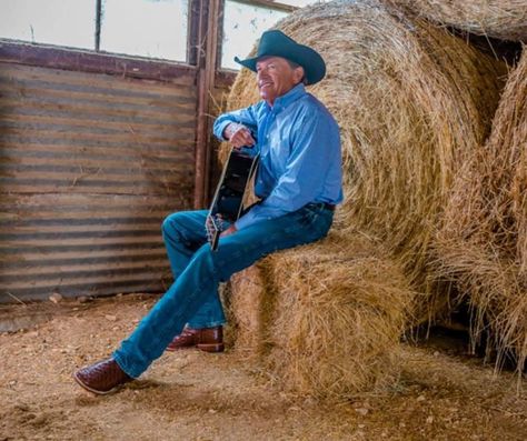 Honky Tonk Bar, Simple Guitar, Amarillo By Morning, King George Strait, Guitar Licks, Classic Cowboy, The Music Industry, Honky Tonk, Easy Guitar