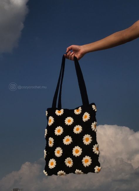 Crochet tote bag Daisy Crochet Bag, Granny Square Pattern Free, Daisy Bags, Daisy Crochet, Tote Bag Tutorial, Black Daisy, Crochet Bag Tutorials, Handmade Crochet Bags, Crochet Bag Pattern Free