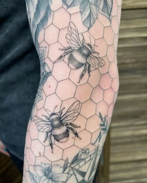 12. Honeycomb Tattoo Ideas, Honeycomb Tattoos, Marigold Tattoo, Honeycomb Tattoo, Peace Tattoos, Baby Tattoo Designs, Feminine Tattoo Sleeves, Tattoo Filler, Neck Tattoos Women