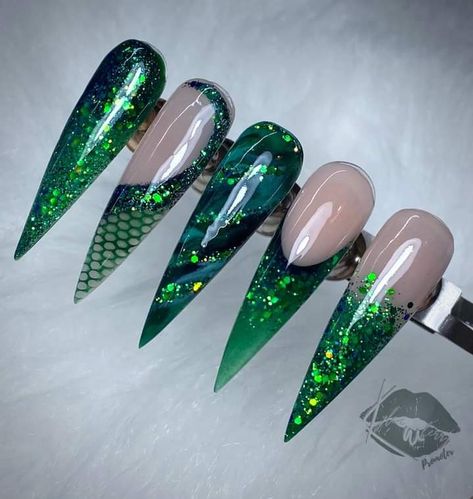 Green Gemstone Nails, Green Stilleto Nails Design, Green Nail Ideas Acrylic, Emerald Green Stiletto Nails, Poison Ivy Nails Designs, Stiletto Nails Green, Green Nails Stiletto, Emerald Nails Acrylic, Green Stilleto Nails